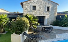 Maison chaleureuse avec piscine et parking